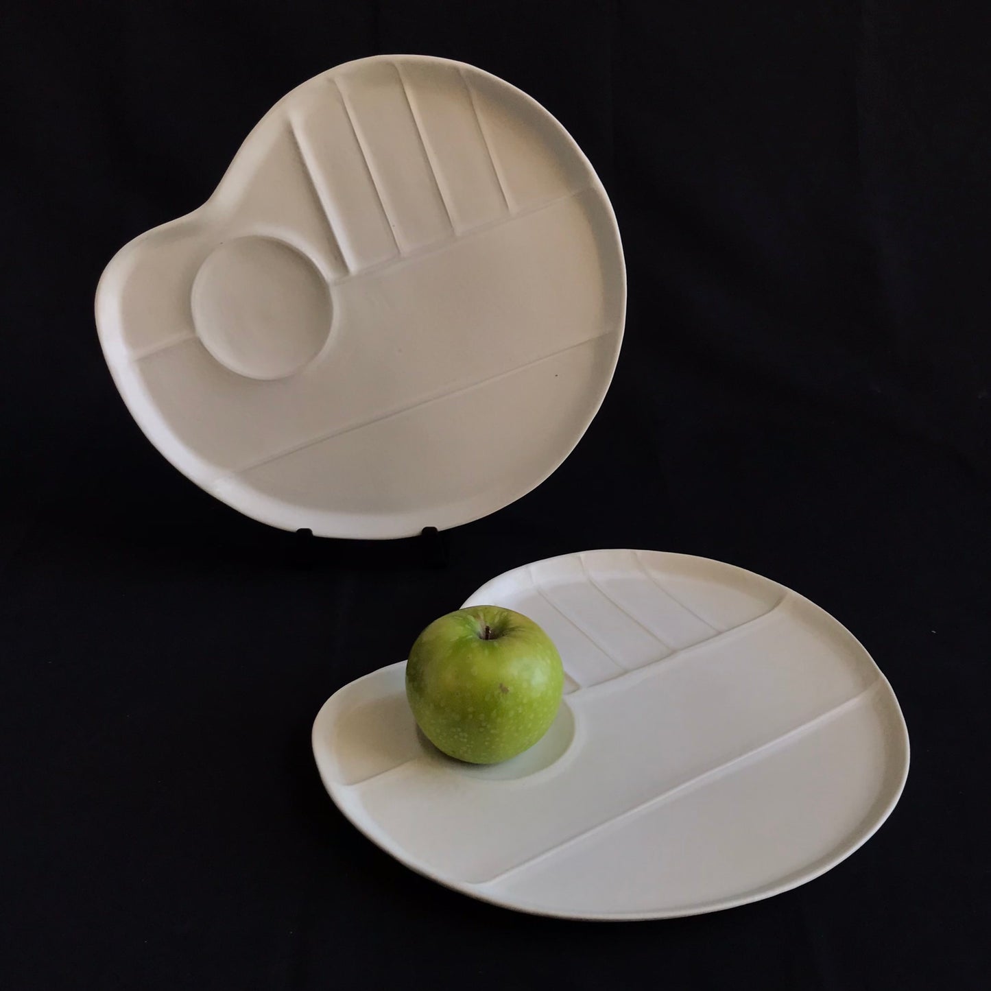 Palette-shaped plate